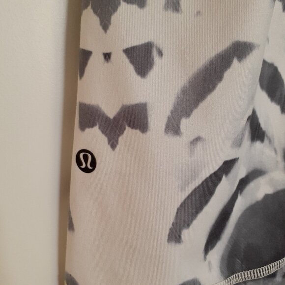 Lululemon Dance To Yoga Tank in Pretty Plume Angel Wing Black / Black Size 8 - Picture 4 of 13